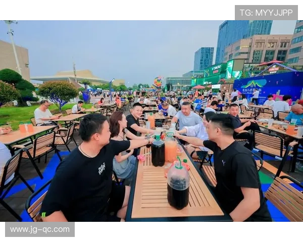 凯恩与妻子共享啤酒节欢乐时光为这一周的美好回忆添上完美句号